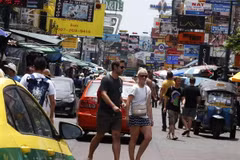 Du khách nước ngoài dạo chơi tại đường Khaosan, tuyến phố du lịch đông đúc của thủ đô Bangkok, Thái Lan. (Nguồn: EPA/TTXVN)