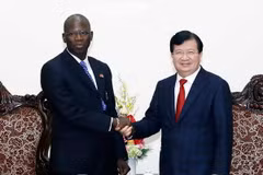 Phó Thủ tướng Trịnh Đình Dũng tiếp Giám đốc Quốc gia Ngân hàng thế giới tại Việt Nam Ousmane Dione. (Ảnh: An Đăng/TTXVN) 