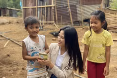 Hoa hậu Đỗ Thị Hà đến với trẻ em Trà Don, huyện Nam Trà My, tỉnh Quảng Nam. (Ảnh: CTV/Vietnam+)