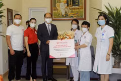 Ông Park Jong Sun, Trưởng Đại diện Tổng cục Du lịch Hàn Quốc tại Việt Nam trao quà tặng tiếp sức cho đội ngũ y bác sỹ tại Bệnh viện Đống Đa Hà Nội. (Ảnh: CTV/Vietnam+)