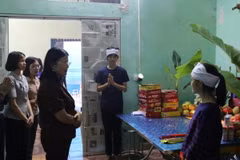 Phó Chủ tịch Ủy ban Mặt trận Tổ quốc Việt Nam thành phố Hà Nội Nguyễn Thị Kim Dung thắp hương, chia buồn với gia đình cháu T.A.D (sinh năm 2019, ở xã Thuần Mỹ). (Ảnh: Nguyễn Thắng/TTXVN)