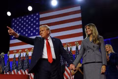 Ông Donald Trump và vợ ăn mừng chiến thắng tại Trung tâm Hội nghị Palm Beach, bang Florida, ngày 6/11/2024. (Ảnh: REUTERS)
