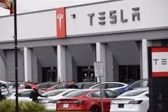 Phòng trưng bày của Tesla ở California, Mỹ. (Ảnh: AFP/TTXVN)