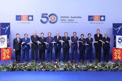 Thủ tướng Australia Anthony Albanese, Thủ tướng Phạm Minh Chính cùng các Trưởng đoàn và Tổng thư ký ASEAN Kao Kim Hourn chụp ảnh chung. (Ảnh: Dương Giang/TTXVN)