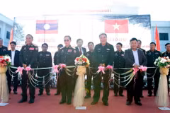 Đại diện Bộ Quốc phòng Việt Nam và Lào cắt băng khánh thành và bàn giao Công trình. (Ảnh: Phạm Kiên/TTXVN)