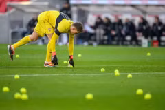 Người hâm mộ ném bóng tennis xuống sân bóng ở Bundesliga. (Nguồn: World Soccer Talk)