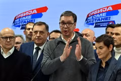 Tổng thống Serbia Aleksandar Vucic (giữa) phát biểu với báo giới tại trụ sở đảng Tiến bộ Serbia (SNS) ở Belgrade, ngày 17/12/2023. (Ảnh: AFP/TTXVN)