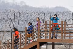(Tư liệu) Khách du lịch tham quan Công viên hòa bình Imjingak gần Khu phi quân sự (DMZ) liên Triều, tại Paju, Hàn Quốc, ngày 5/4/2013. (Ảnh: AFP/TTXVN)