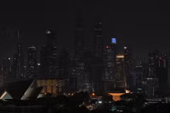 Tắt đèn hưởng ứng chiến dịch Giờ Trái Đất tại toà tháp đôi Petronas ở Kuala Lumpur, Malaysia, ngày 25/3/2023. (Ảnh: THX/TTXVN)