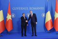 Thủ tướng Phạm Minh Chính và Thủ tướng Romania Ion-Marcel Ciolacu họp báo. (Ảnh: Dương Giang/TTXVN)