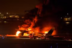 Chiếc máy bay chở khách của Japan Airlines bốc cháy dữ dội. (Nguồn: Sky News)
