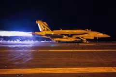 Chiến đấu cơ cất cánh từ tàu sân bay USS Dwight D. Eisenhower của Mỹ. (Ảnh: AFP/TTXVN)