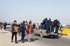 Người dân nhận hàng viện trợ được thả xuống Dải Gaza ngày 2/3/2024. (Ảnh: AFP/TTXVN)