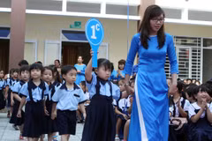 Cô và trò Trường Tiểu học Bạch Đằng, Thành phố Hồ Chí Minh, trong lễ khánh thành trường và khai giảng năm học mới 2015-2016. (Ảnh: Phuong Vy/TTXVN)