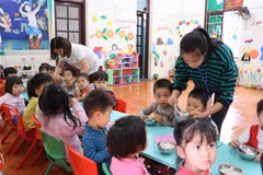 Giờ ăn của các trẻ trường Mầm non Thanh Khương, xã Thanh Khương, huyện Thuận Thành, tỉnh Bắc Ninh. (Ảnh: Diệp Trương/TTXVN)