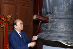 Thủ tướng Nguyễn Xuân Phúc thỉnh chuông tại Lễ kỷ niệm. (Ảnh: Thống Nhất/TTXVN)