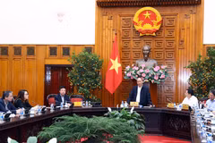 Thủ tướng Nguyễn Xuân Phúc chủ trì cuộc họp về việc mua tạm trữ gạo ở đồng bằng sông Cửu Long. (Ảnh: Thống Nhất/TTXVN)