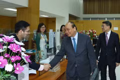 Thủ tướng Nguyễn Xuân Phúc đến thăm, chúc Tết cán bộ, viên chức, người lao động Ngân hàng Chính sách xã hội trong ngày làm việc đầu tiên của Xuân Kỷ Hợi 2019. (Ảnh: Thống Nhất/TTXVN)