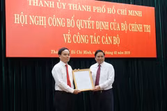 Đồng chí Phạm Minh Chính, Trưởng Ban Tổ chức Trung ương trao quyết định của Bộ Chính trị cho đồng chí Trần Lưu Quang. (Ảnh: Anh Tuấn/TTXVN)