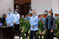 Các bị cáo tại phiên xét xử. (Ảnh: Doãn Tấn/TTXVN)