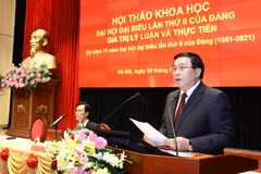 Giáo sư-tiến sỹ Nguyễn Xuân Thắng, Ủy viên Bộ Chính trị, Giám đốc Học viện Chính trị quốc gia Hồ Chí Minh, Chủ tịch Hội đồng Lý luận Trung ương phát biểu khai mạc và Báo cáo đề dẫn Hội thảo tại điểm cầu Hà Nội. (Ảnh: Văn Điệp/TTXVN)