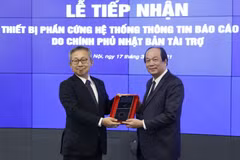 Bộ trưởng, Chủ nhiệm Văn phòng Chính phủ Mai Tiến Dũng tiếp nhận thiết bị phần cứng hệ thống thông tin báo cáo Chính phủ từ Đại sứ Nhật Bản tại Việt Nam Yamada Takio. (Ảnh: Dương Giang/TTXVN)