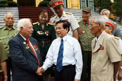 Chủ tịch nước Nguyễn Minh Triết thăm hỏi cựu chiến binh Kostas Sarantidis-Nguyễn Văn Lập, Đảng viên Đảng Cộng sản Việt Nam, nguyên chiến sỹ Trung đoàn 803, Liên khu 5 (ngày 30/6/2010, tại Phủ Chủ tịch). (Ảnh: Nguyễn Khang/TTXVN)
