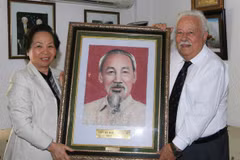 Ngày 3/6/2012, trong chuyến tham dự khổ Hội nghị Thượng đỉnh Phụ nữ Toàn cầu lần thứ 22 tổ chức tại Thủ đô Athens (Hy Lạp), Phó Chủ tịch nước Nguyễn Thị Doan đến thăm gia đình ông Kostas Sarantidis-Nguyễn Văn Lập. (Ảnh: Thống Nhất/TTXVN)