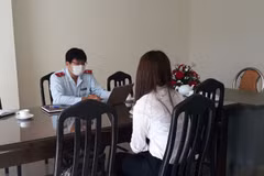 Thanh tra Sở Thông tin và Truyền thông Lâm Đồng làm việc với người phụ nữ đăng tin sai sự thật. (Nguồn: Báo Thanh Niên)
