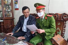 Lực lượng công an đến nhà dân tuyên truyền các quy định của pháp luật về pháo nổ. (Ảnh: Công Luật/TTXVN)