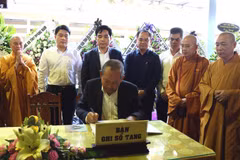 Phó Thủ tướng thường trực Trương Hòa Bình ghi sổ tang. (Ảnh: Trần Tĩnh/TTXVN)