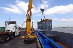 Bốc xếp hàng hóa tại cảng Tân Cảng-Thốt Nốt. (Ảnh: TTXVN)