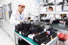 Sản xuất điện thoại thông minh giá rẻ tại Nhà máy sản xuất thiết bị điện tử thông minh của VinSmart (Tập đoàn Vingroup) trong Khu công nghệ cao Hòa Lạc (Hà Nội). (Ảnh: Anh Tuấn - TTXVN)