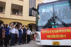 Lãnh đạo tỉnh Yên Bái và ngành y tế chia tay các thành viên Đoàn công tác lên đường hỗ trợ Thành phố Hồ Chí Minh chống dịch COVID-19. (Ảnh: Việt Dũng/TTXVN)
