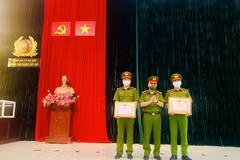 Hai cán bộ công an quận nhận bằng khen của Chủ tịch Ủy ban Nhân dân thành phố Hà Nội vì hành động dũng cảm. (Nguồn: Tuổi trẻ Thủ đô)
