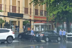Đại diện Viện Kiểm sát Nhân dân Tối cao rời trụ sở Công an quận Đồ Sơn trưa 23/7. (Nguồn: Báo Lao động)