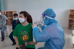 Người dân phường 'vùng xanh' Tương Bình Hiệp, thành phố Thủ Dầu Một, tỉnh Bình Dương tiêm vaccine phòng COVID-19. (Ảnh: Chí Tưởng/TTXVN)
