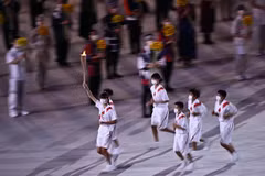 Các vận động viên rước đuốc Olympic tại lễ khai mạc Olympic Tokyo 2020 ở Tokyo, Nhật Bản, ngày 23/7. (Ảnh: AFP/TTXVN)
