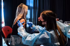 Tiêm vaccine ngừa COVID-19 tại Miami, Mỹ. (Ảnh: AFP/TTXVN)