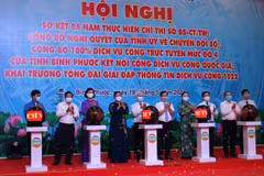 Lãnh đạo tỉnh Bình Phước thực hiện nghi thức khai trương Tổng đài giải đáp thông tin dịch vụ công 1022; công bố 100% dịch vụ công trực tuyến mức độ 4 của tỉnh kết nối Cổng dịch vụ công Quốc gia. (Ảnh: Sỹ Tuyên/TTXVN)