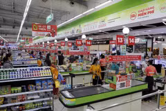 Khách hàng mua sắm tại siêu thị. (Ảnh: Trần Việt/TTXVN)