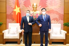 Chủ tịch Quốc hội Vương Đình Huệ và Ngài Meynardo Los Banos Montealegre, Đại sứ Đặc mệnh toàn quyền Cộng hòa Philippines tại Việt Nam tại buổi tiếp. (Ảnh: Doãn Tấn/TTXVN)