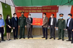 Phó Chủ tịch UBND thành phố Lê Khắc Nam cùng đoàn công tác của thành phố Hải Phòng trao tặng tỉnh Hải Dương số tiền 5 tỷ đồng. (Ảnh: TTXVN phát)