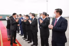 Các lãnh đạo Đảng, Nhà nước tiễn Tổng Bí thư, Chủ tịch nước Lào Thongloun Sisoulith và Phu nhân tại Sân bay Quốc tế Nội Bài. (Ảnh: Phương Hoa/TTXVN)