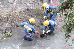 Công ty trách nhiệm hữu hạn một thành viên Thoát nước Hà Nội thực hiện nhiệm vụ chuyên môn trong những ngày nhiệt độ xuống thấp. (Ảnh: TTXVN phát)
