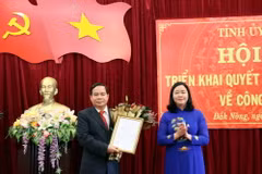 Bà Bùi Thị Minh Hoài, Bí thư Trung ương Đảng, Trưởng Ban Dân vận Trung ương trao quyết định của Bộ Chính trị cho ông Điểu Kré. (Ảnh: Hưng Thịnh/TTXVN)