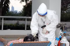 Những chiến sỹ áo trắng trong cuộc chiến chống dịch ở Thành phố Hồ Chí Minh. (Nguồn: TTXVN)