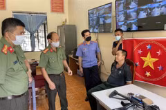 Lãnh đạo Công an tỉnh Sơn La lấy lời khai của đối tượng. (Ảnh: TTXVN phát)