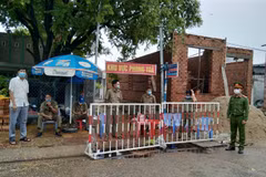 Một con hẻm trên đường Trần Phú, thị trấn Phước Dân, huyện Ninh Phước, tỉnh Ninh Thuận đã bị phong tỏa. (Ảnh: Công Thử/TTXVN)