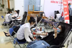 Cán bộ, công chức, viên chức, người lao động công tác tại Bộ Y tế tham gia hiến máu tình nguyện. (Ảnh: Minh Quyết/TTXVN)